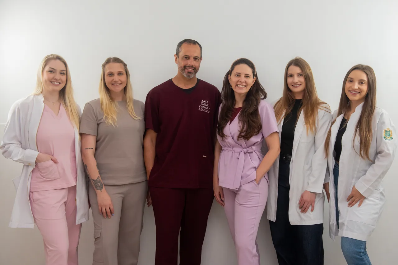 Equipe Amigo Bicho reunida em uma das novas fotos da clínica