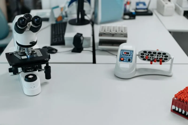 Microscópio e equipamentos de laboratório, fotografia ilustrativa